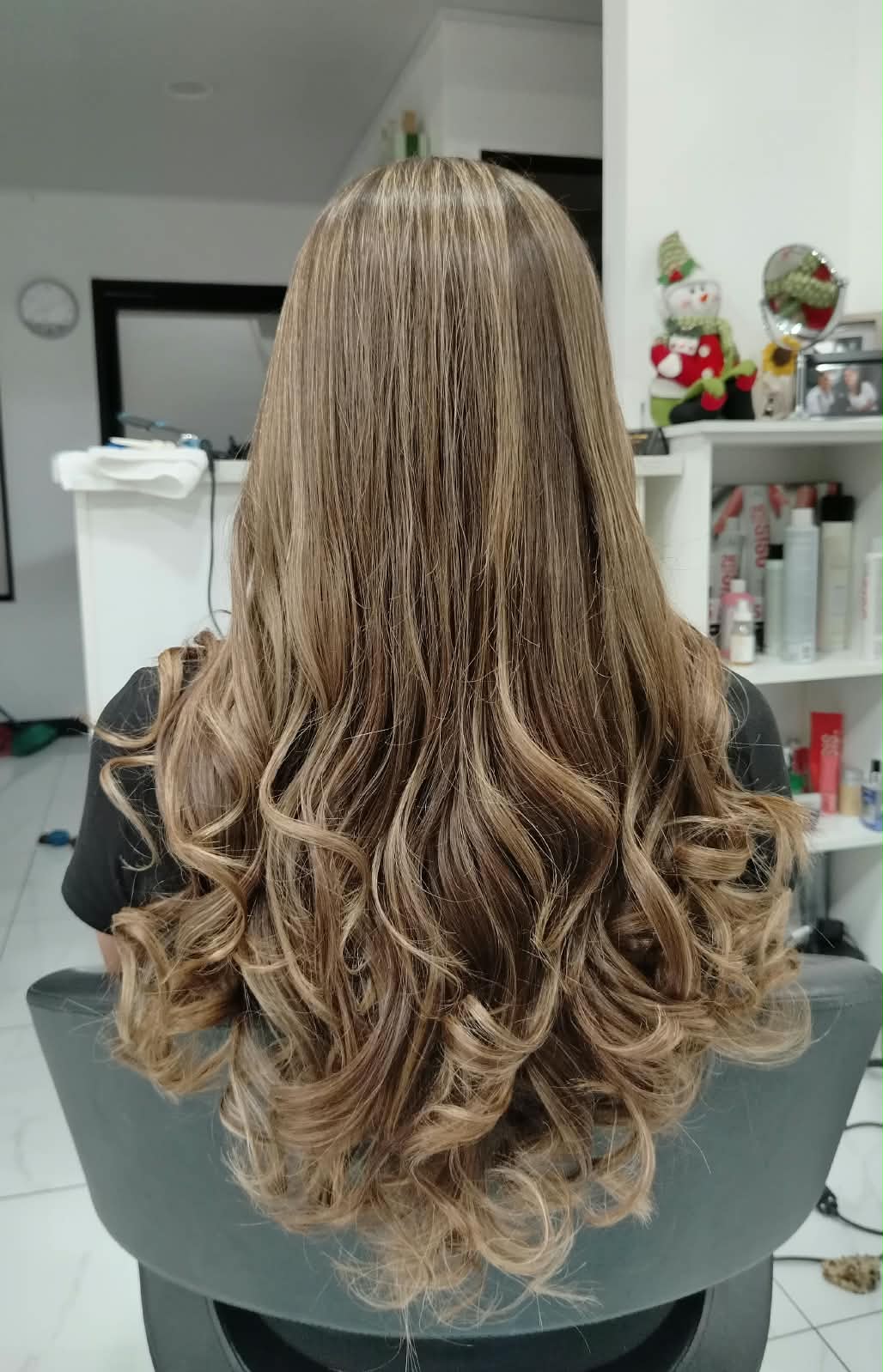 Cabello rubio con ondas después del baño de color